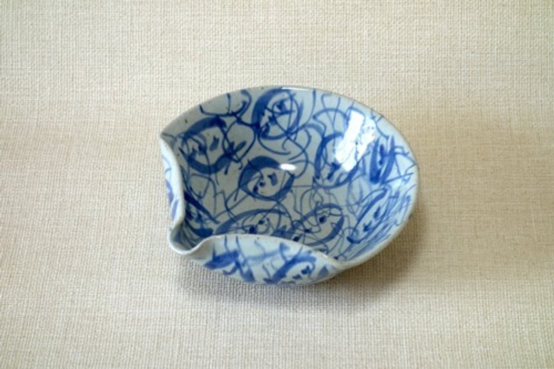 Fan-shaped sake cup with vine and flower motif - ถ้วยชาม - ดินเผา สีน้ำเงิน