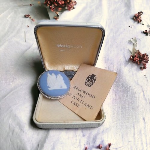 blue moon 青月選物 1968年英國Wedgwood陶瓷浮雕嵌銀底座胸針含原廠盒