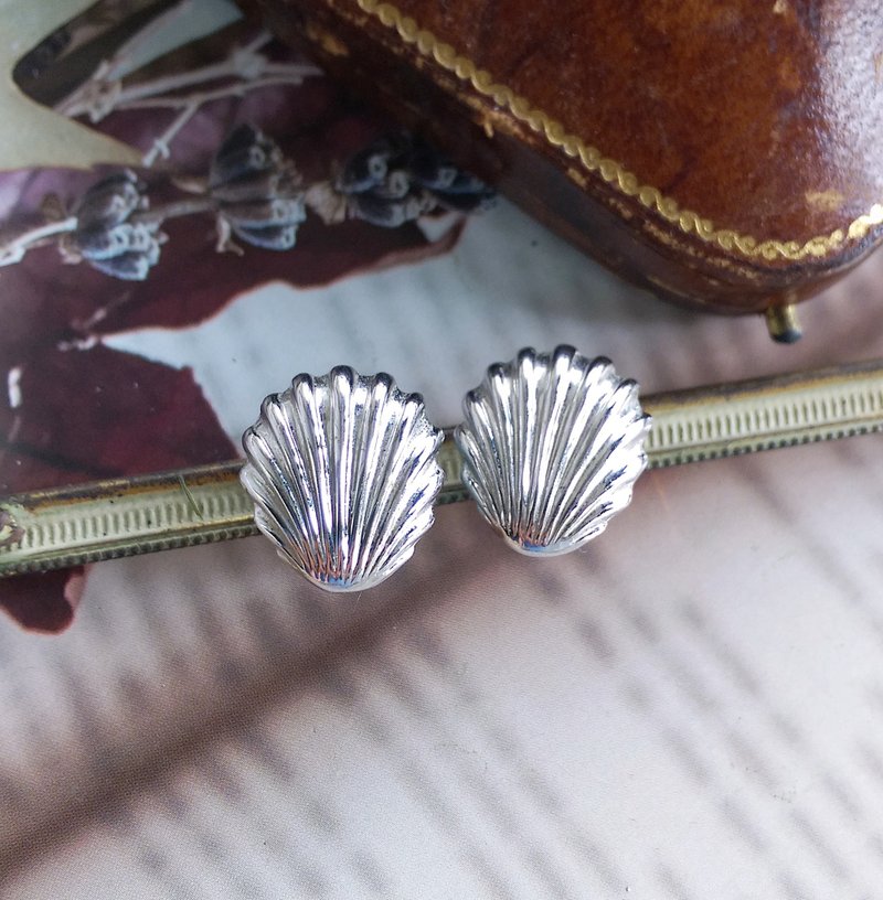 Vintage Jewelry 西洋古董飾品 銀色調  小銀貝 小巧 針式耳環 - 耳環/耳夾/耳骨夾 - 其他材質 白色