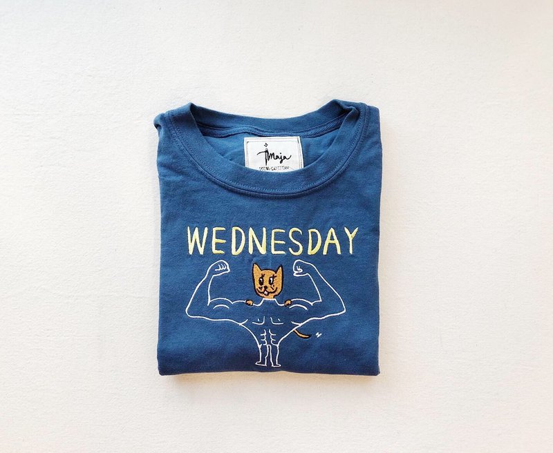 刺繍入りTシャツ Week T 水曜日～フィットネスデー - トップス ユニセックス - コットン・麻 