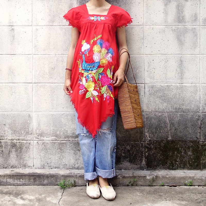 BajuTua /古著/ 80's 尼加拉瓜鮮紅色孔雀刺繡造型上衣 - 女裝 上衣 - 棉．麻 紅色