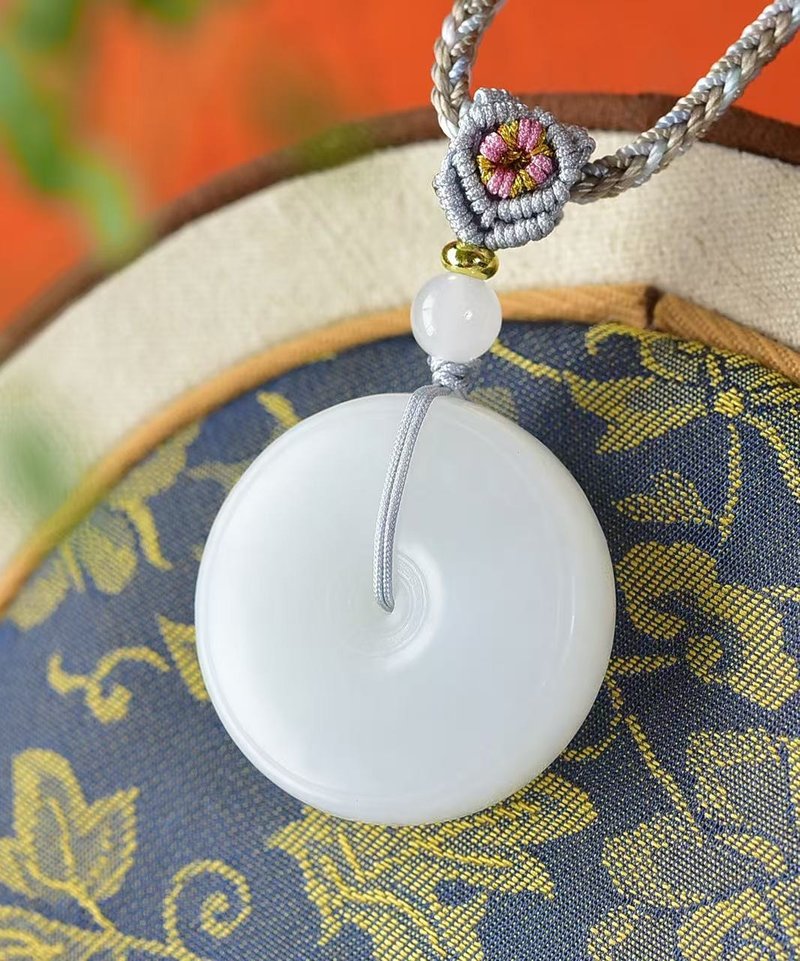 一款非常精緻漂亮的和田玉羊脂平安扣吊墜寓意吉祥如意百財聚來 - 吊飾/掛飾 - 玉石 