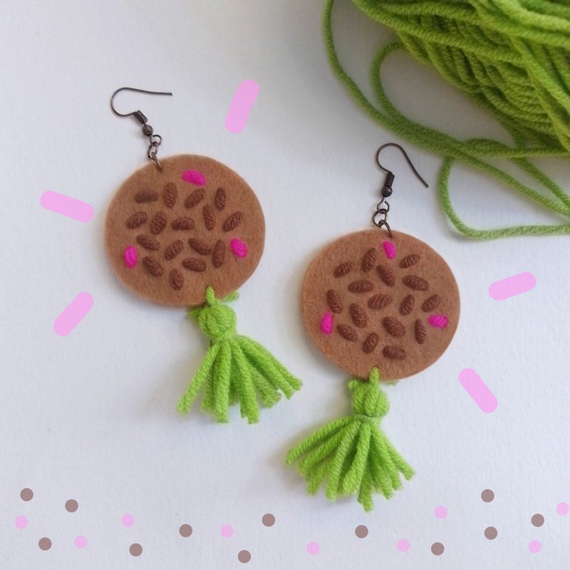Cute colorful free-form dangle design with hand-stitching on felt - 耳環/耳夾/耳骨夾 - 繡線 