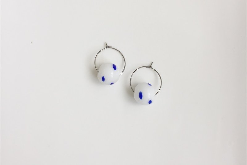 Shuiyu little blue bubbles drag stainless steel ring-shaped glass earrings - ต่างหู - แก้ว สีน้ำเงิน