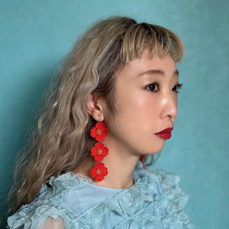 Hinageshi 三重刺繡耳環 朱紅色 - 耳環/耳夾/耳骨夾 - 繡線 紅色