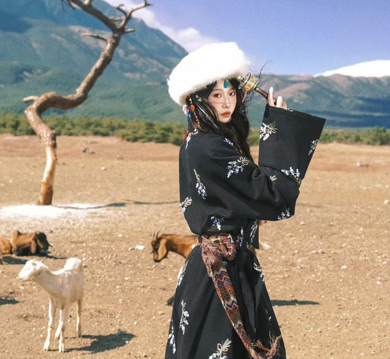 【暗香】新中式復古藏風 花朵肌理感/刺繡藏袍 - 女西裝外套 - 其他材質 黑色