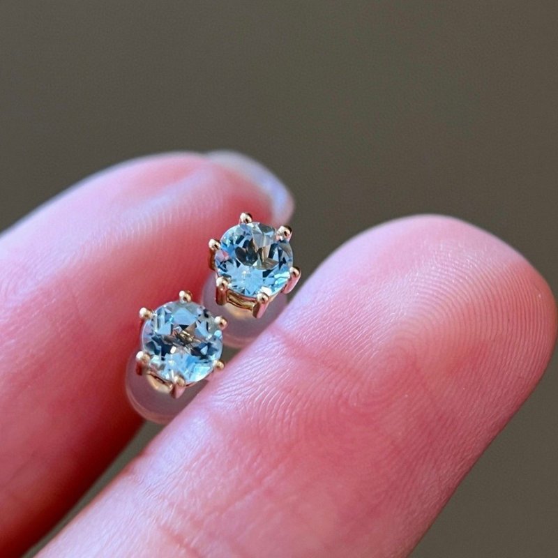 【WhiteKuo】18k white natural seawater sapphire stud earrings/ear needles - Earrings & Clip-ons - Gemstone Blue