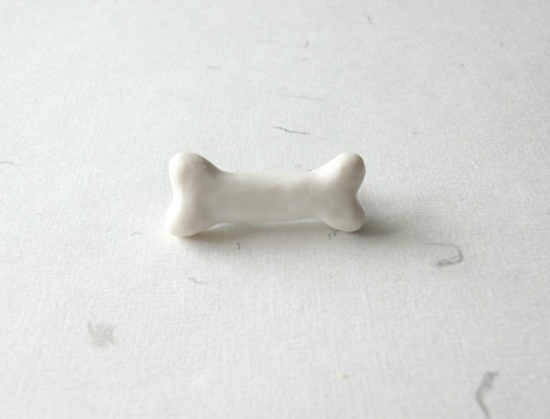 Cereamic Brooch - Dog Toy / White bone - เข็มกลัด - เครื่องลายคราม ขาว