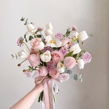 花材】大輪のブルー、白バラ、チューリップ、ナチュラル系アメリカンフラワーブーケ - ショップ Amanda Floral Design その他 -  Pinkoi