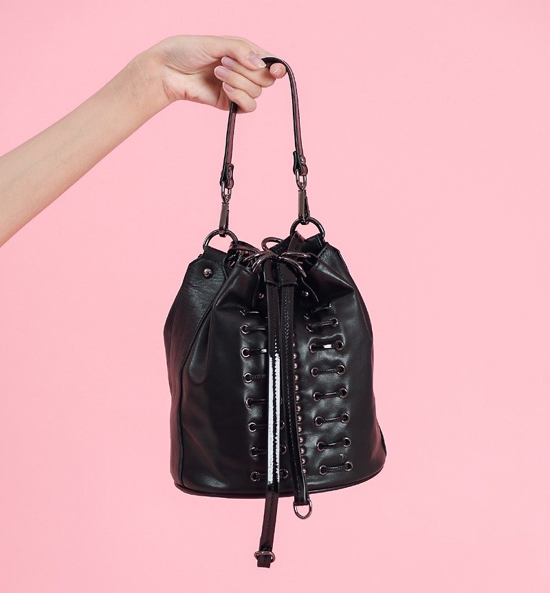 Personality metal element bucket chain leather portable side backpack black - กระเป๋าแมสเซนเจอร์ - หนังแท้ สีดำ