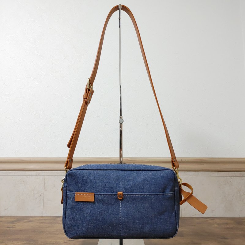 Denim Style Leather and denim shoulder bag SH-01 Fade - กระเป๋าแมสเซนเจอร์ - หนังแท้ สีน้ำเงิน