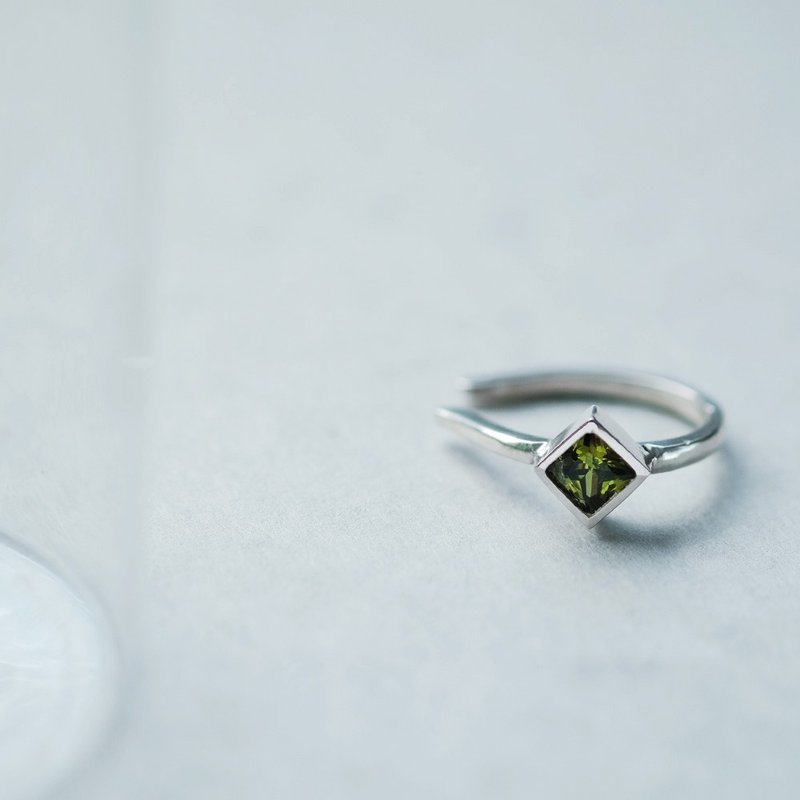 ペリドット 四角 イヤーカフ シルバー925 - 耳環/耳夾/耳骨夾 - 其他金屬 紅色