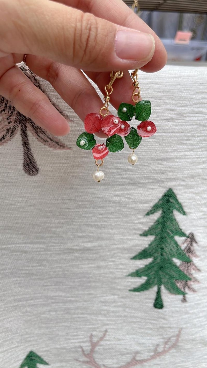 Christmas red | Permanent flower style - Earrings & Clip-ons - Other Materials Multicolor