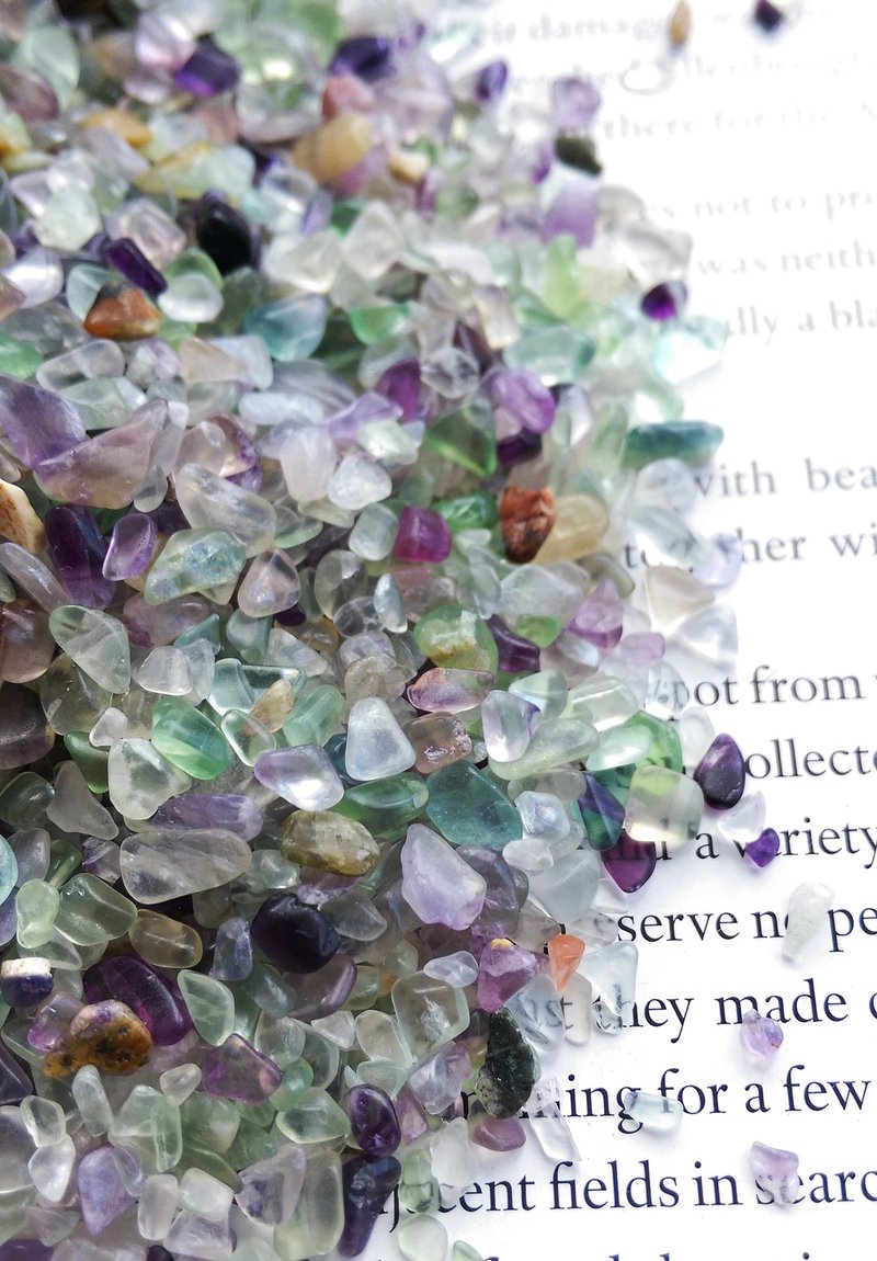Fluorite 天然彩螢石碎石 淨化專用小碎石  一份 100g 售 70 元 - 擺飾/家飾品 - 其他材質 