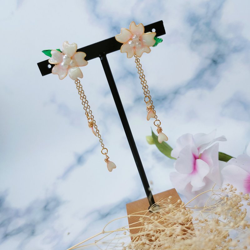 Blossoming cherry blossom dangling earrings fashion Gemstone glue/resin cherry blossom earrings can be changed clip-type birthday gift - Earrings & Clip-ons - Resin Pink