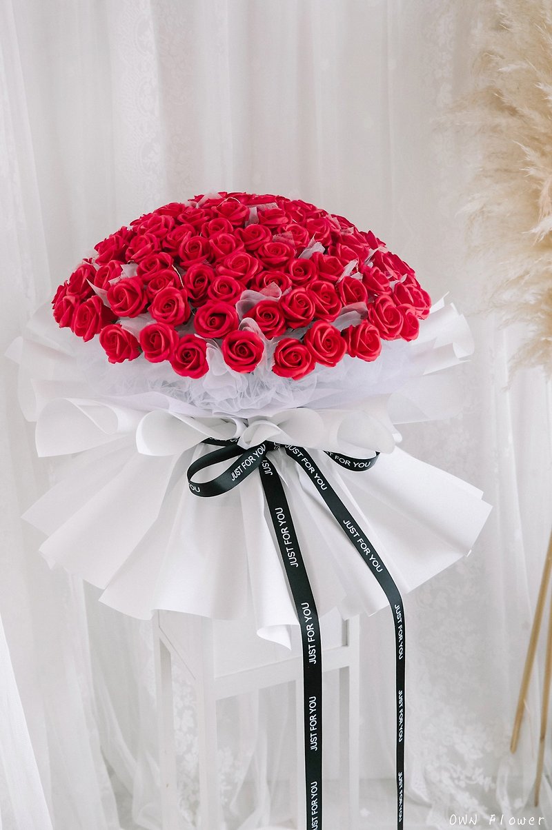 99 pcs/red rose bouquet/large bouquet/proposal bouquet/soap flowers/birthday bouquet/valentine’s day bouquet - ช่อดอกไม้แห้ง - วัสดุอื่นๆ สีแดง