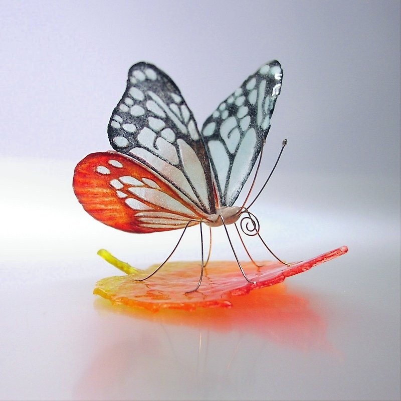 ガラスの蝶 アサギマダラ on リーフ - 置物 - ガラス レッド