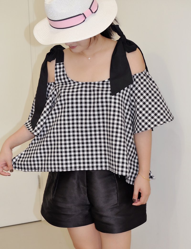 Flat 135 X Taiwanese designer cotton black checkered fabric short top with freely knotted shoulder straps, loose and elegant sense of leisure - กางเกงขาสั้น - ผ้าฝ้าย/ผ้าลินิน สีใส