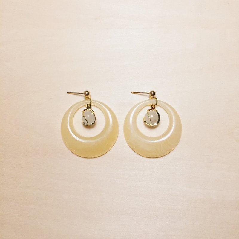 Vintage cat eye ivory hoop earrings - ต่างหู - เรซิน สีเหลือง