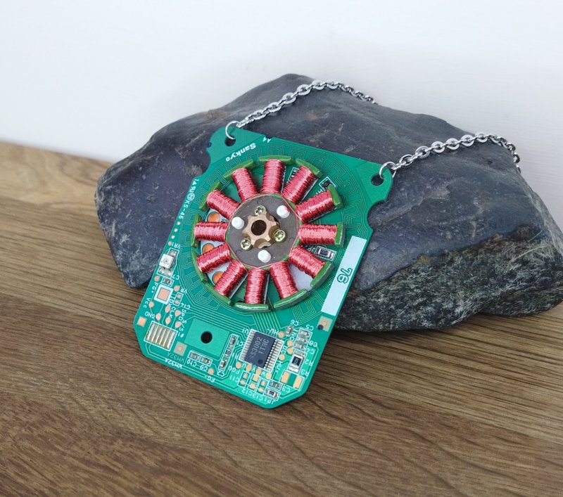Cyberpunk necklace circuit board. Post apocalyptic necklace. Tech geek gifts - สร้อยคอ - โลหะ หลากหลายสี