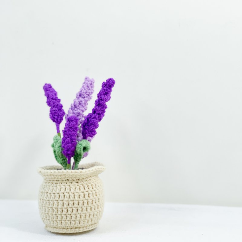 Knitted lavender small potted plant - ของวางตกแต่ง - วัสดุอื่นๆ สีม่วง