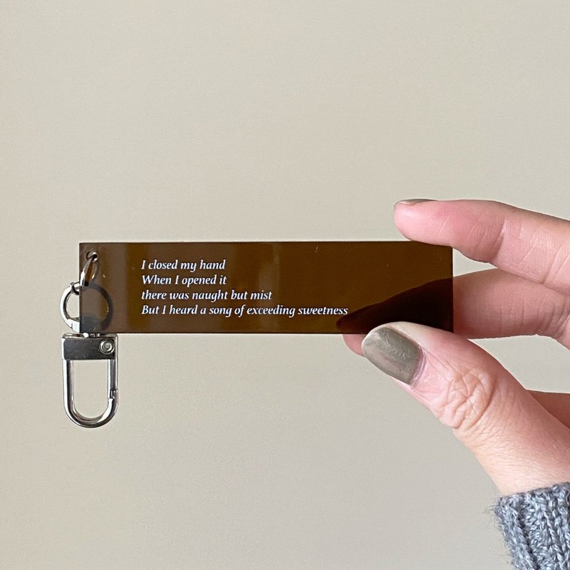 Poetry amber Acrylic charm key ring - พวงกุญแจ - อะคริลิค สีนำ้ตาล