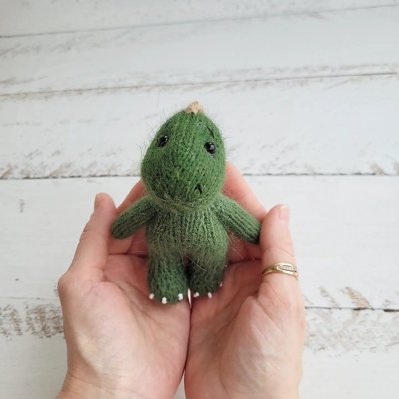Knitted stuffed Dinosaur/ Dragon small stuffed toy - 公仔模型 - 羊毛 綠色