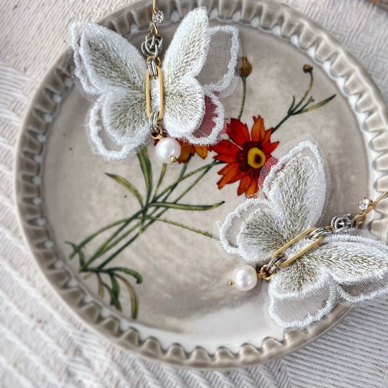 Butterfly Lace Earrings (Pure) Embroidered Floral Mother's Day Gift - ต่างหู - งานปัก ขาว