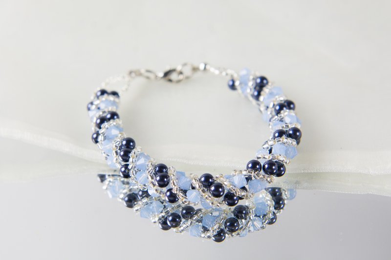 Blue twisty swarovski bracelet, 7.5 inches and 2 inches chain - สร้อยข้อมือ - คริสตัล สีน้ำเงิน