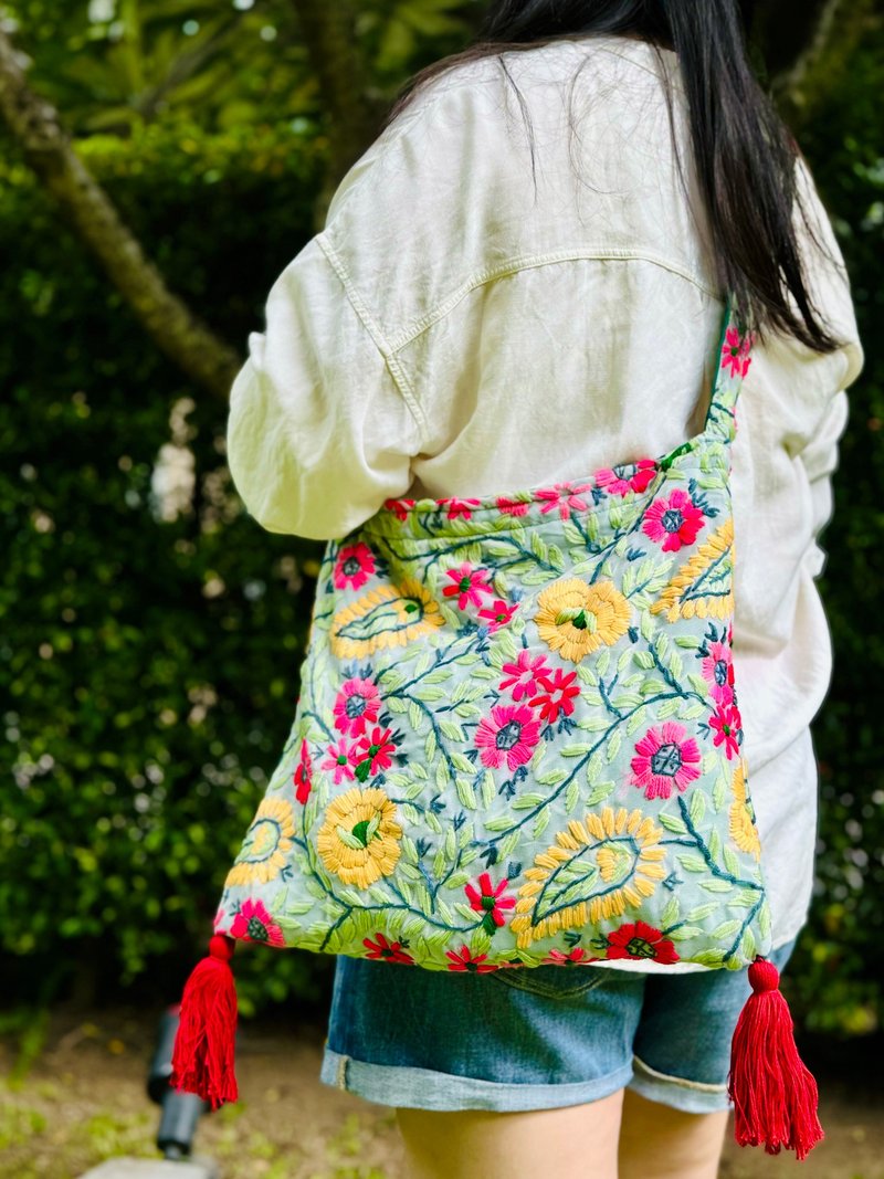 手工刺繡 湖水淡綠色 花卉 斜背包 肩背包 斜孭袋 單肩包 側肩包 - 側背包/斜背包 - 絲．絹 綠色