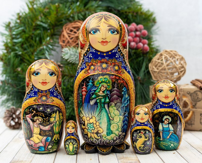 Nesting dolls Scarlet Flower Art dolls hand-carved Matryoshka - ของวางตกแต่ง - ไม้ 