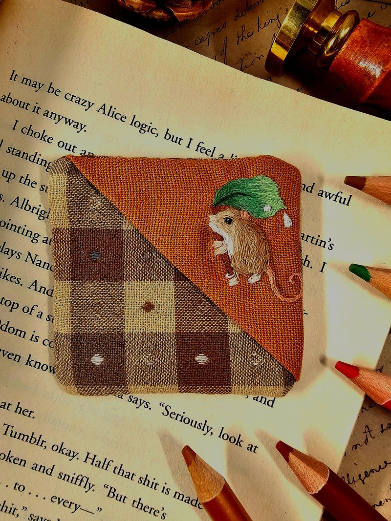 (限量)巢鼠刺繡布書籤-棕 - 書籤 - 棉．麻 咖啡色