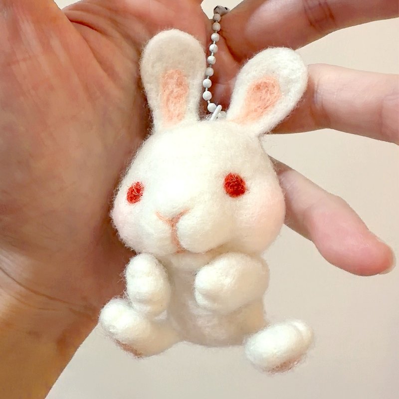 兔包製純手工羊毛氈軟綿綿小白兔掛飾鑰匙圈 - 鑰匙圈/鑰匙包 - 羊毛 白色