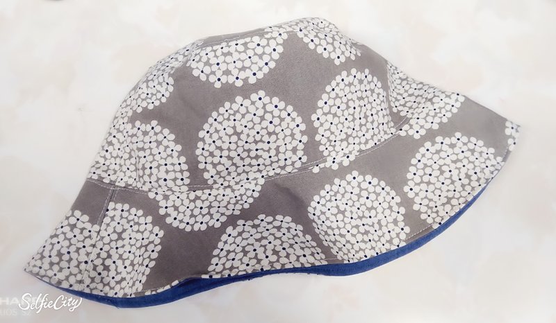 Light Khaki White Hydrangea Denim Blue Double-sided Fisherman Hat Sun Hat - หมวก - ผ้าฝ้าย/ผ้าลินิน สีกากี