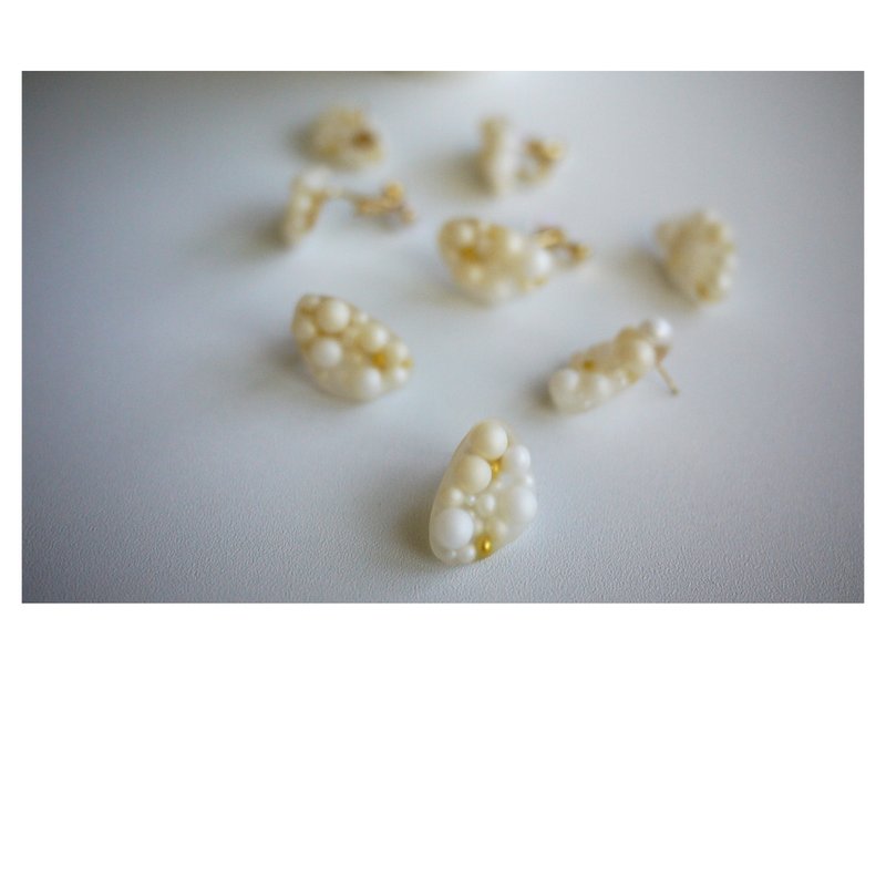 Serenity Earrings | Resin Earrings | Clip-On/Wear-On | clip-on/pierced - ต่างหู - วัสดุอื่นๆ ขาว