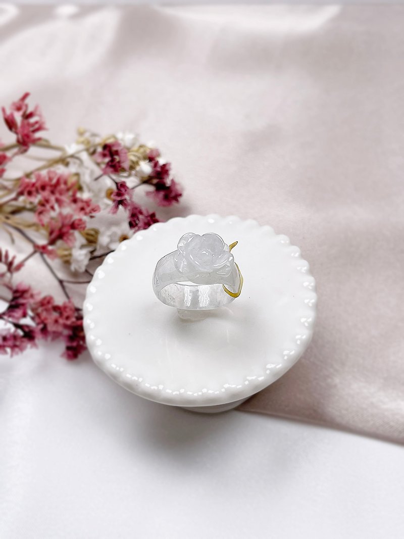 C. The three-dimensional carved jade ring with ice glass ground is unique in international size 11 - General Rings - Jade 