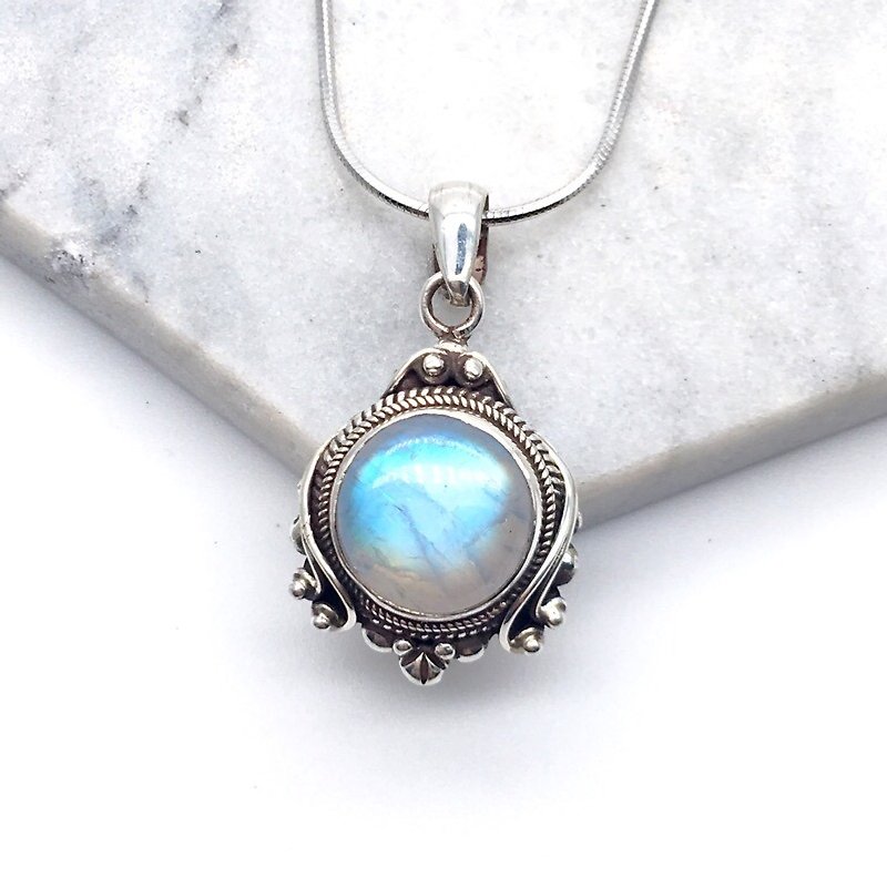 Moonstone sterling silver round mirror-style necklace Nepal handmade mosaic production - Necklaces - Gemstone Blue