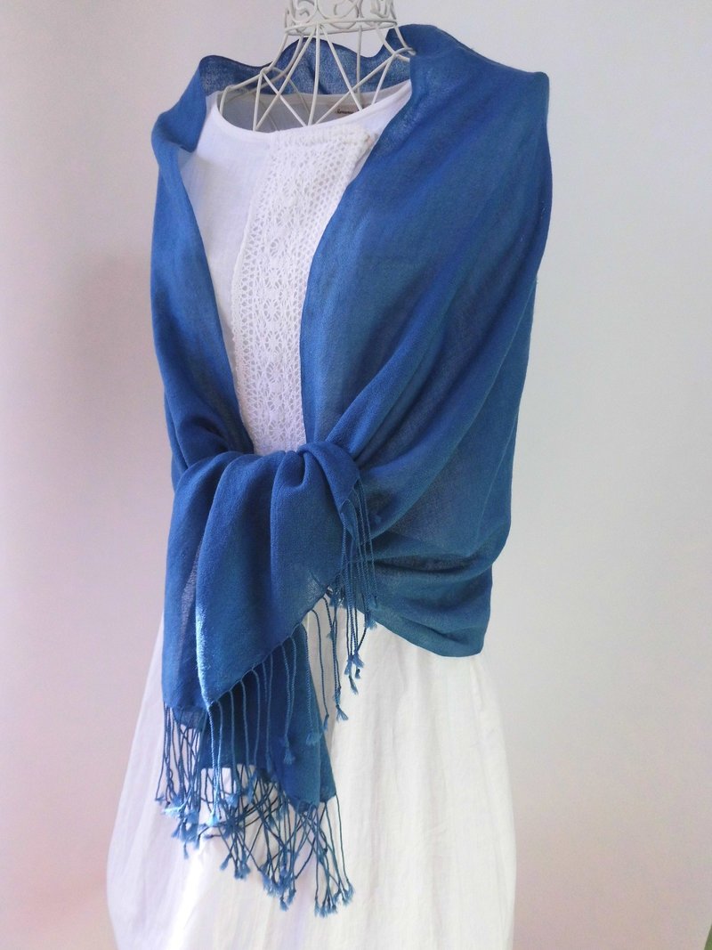 Indigo dyeing, large wool long stole, light and smooth, Japan Blue - ผ้าพันคอถัก - ขนแกะ สีน้ำเงิน