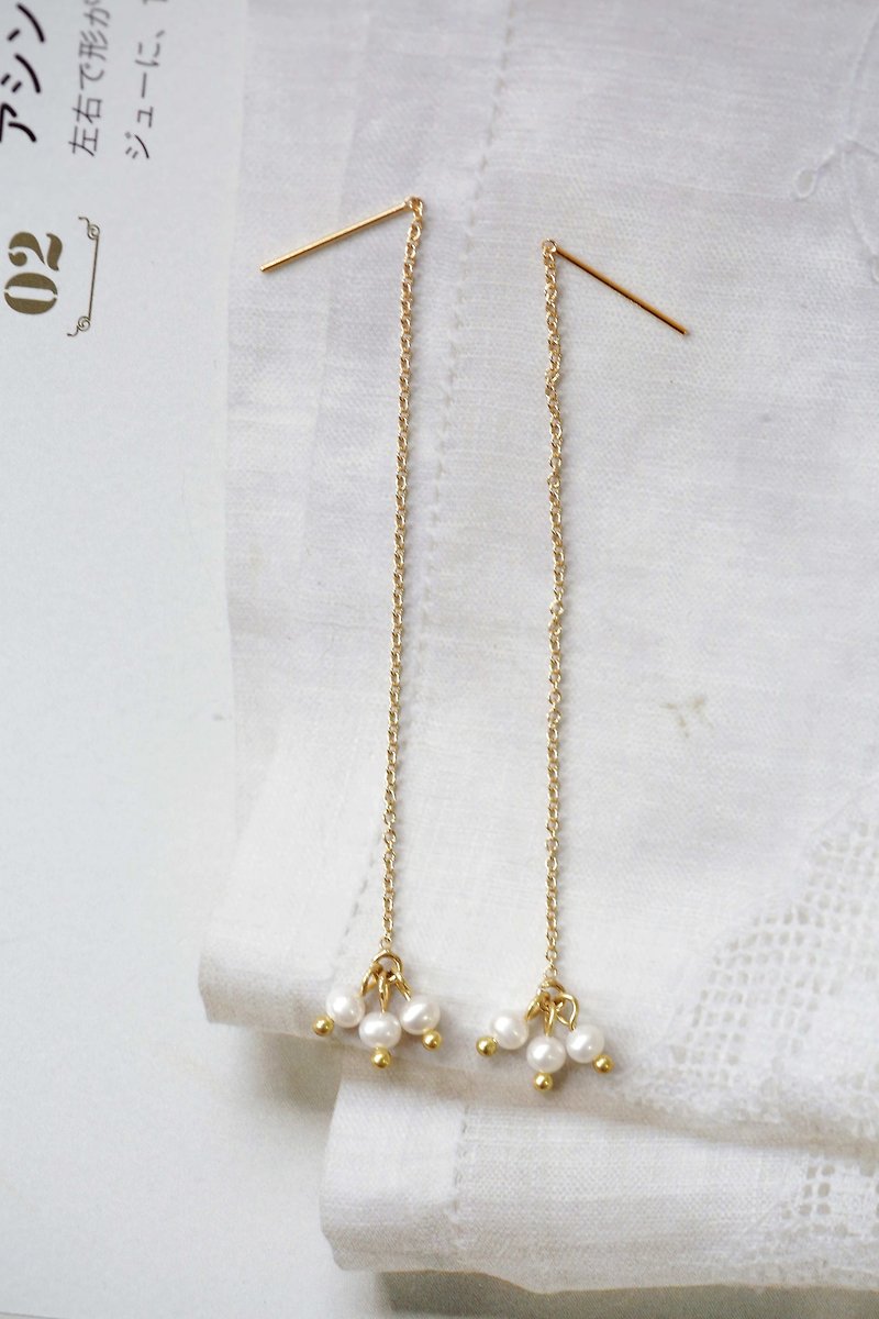 Sweet swinging pearl long earrings│14kg natural pearl earrings birthday gift natural stone - ต่างหู - ไข่มุก ขาว