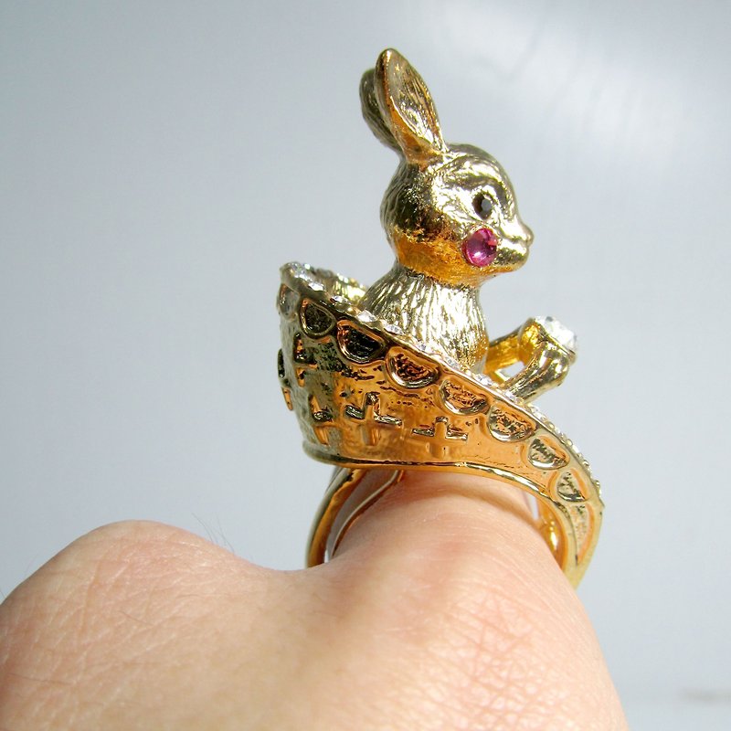 All golden bunny throne ring has elastic ring in one size to match different finger sizes - แหวนทั่วไป - โลหะ สีทอง