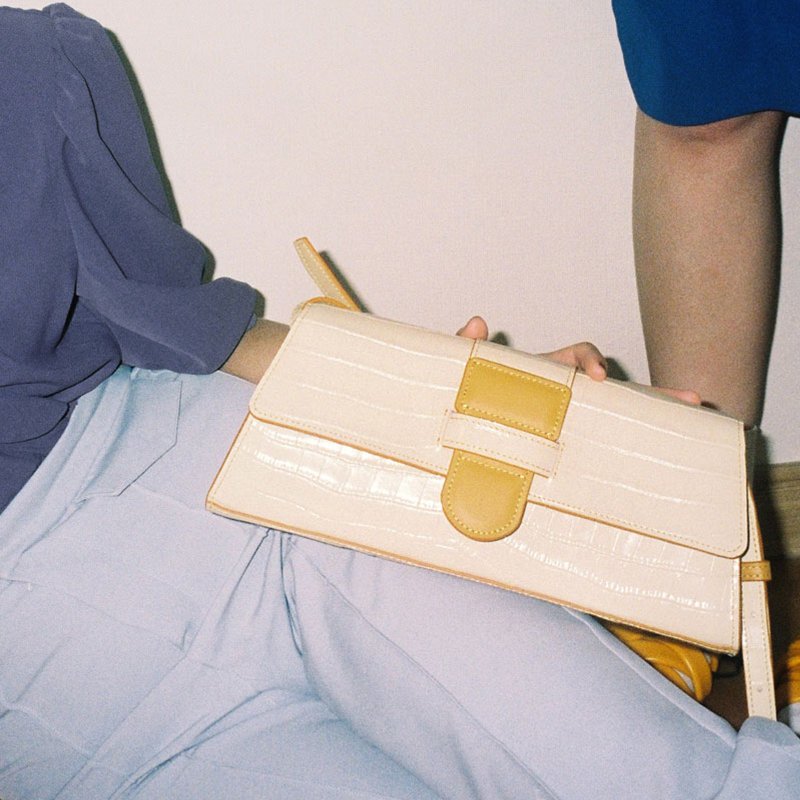 Daily affairs series / crocodile embossed top layer calf leather contrast color long baguette bag elegant commuting - กระเป๋าแมสเซนเจอร์ - หนังแท้ ขาว