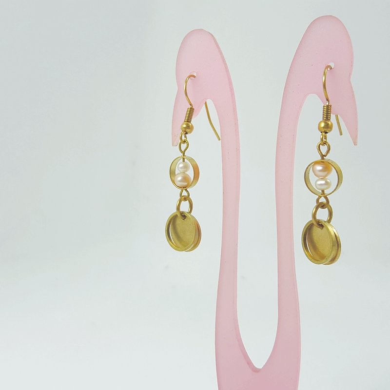 E8 (can be typed)-pure copper freshwater pearl earrings (1 pair) - ต่างหู - ทองแดงทองเหลือง หลากหลายสี