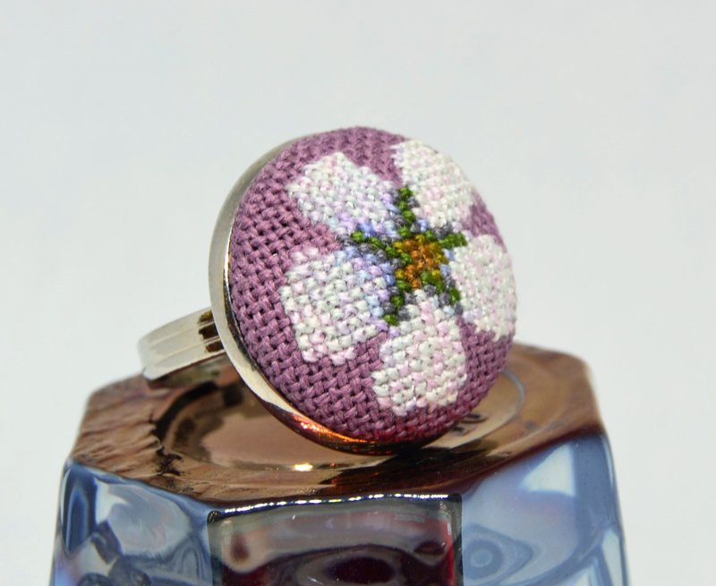 白花刺繡圓環十字繡自然飾品為她手工製作的禮物 - 戒指 - 繡線 白色