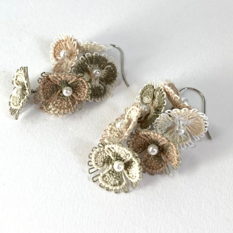 Full of flowers, thread earrings, natural colors, Paraguayan embroidery - ต่างหู - งานปัก สีกากี