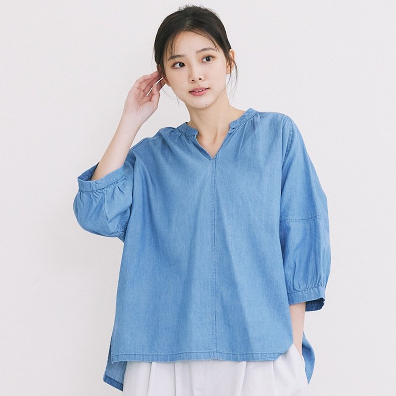【Simply Yours】Cotton V-neck Denim Top Light Blue F - เสื้อผู้หญิง - ผ้าฝ้าย/ผ้าลินิน สีน้ำเงิน