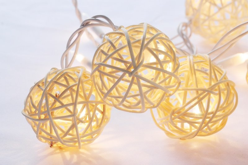 White Rattan Ball String Lights  Decor 20 String Fairy Lights - โคมไฟ - วัสดุอื่นๆ 