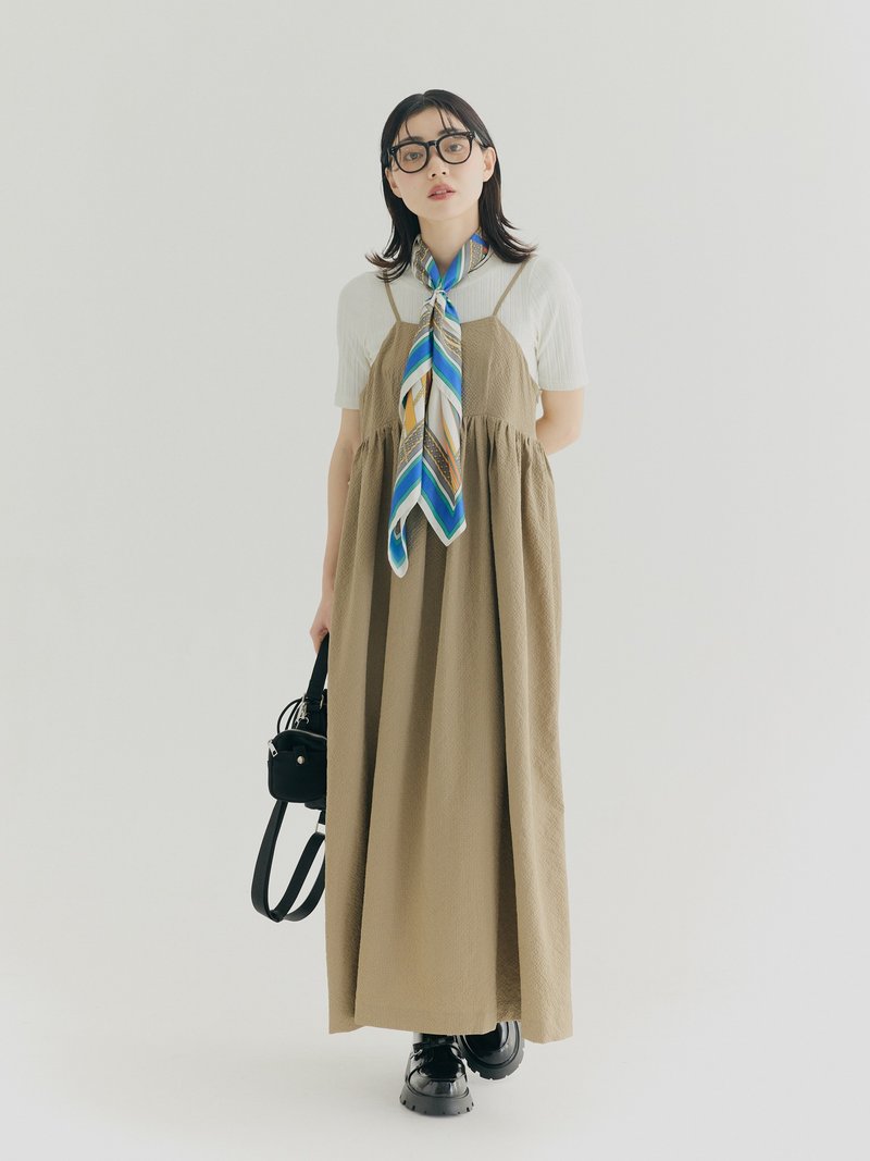 SEQUI HIBI 泡泡細格露背後綁帶洋裝－淺茶色 - 洋裝/連身裙 - 聚酯纖維 卡其色