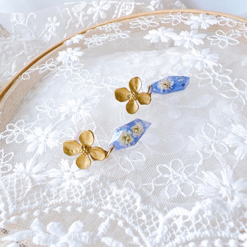 Handmade earrings with pink baby breath flowers and snowflake charm - ต่างหู - วัสดุอื่นๆ สีม่วง