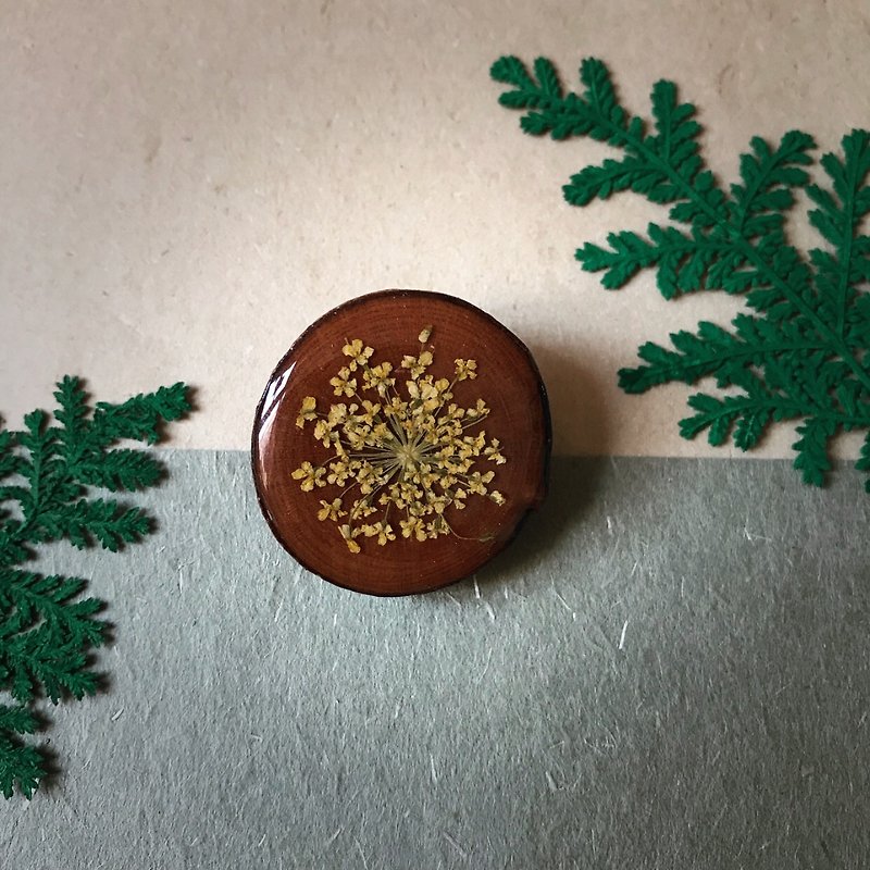 Dried Flower Epoxy Pin/Brooch - Brooches - Wood Brown