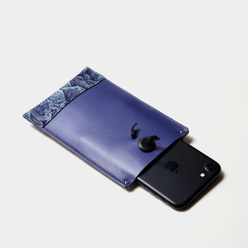 【台東海邊的電纜軸】牛皮手機袋 可放手機 IPHONE6、6s、7 拼布 藍色皮革 客製刻字當禮物  - 手機殼/手機套 - 真皮 藍色